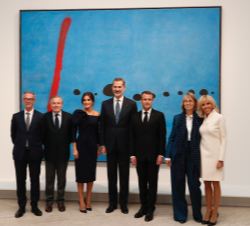 Sus Majestades los Reyes junto a Sus Excelencias el Presidente de la República Francesa, Emmanuel Macron, y la Primera Dama, Brigitte Macron, y autori