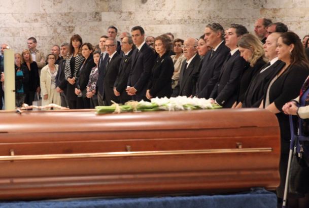 Su Majestad la Reina Doña Sofía en la misa funeral junto a las autoridades asistentes frente al féretro de la soprano Montserrat Caballé
