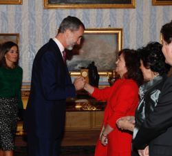 Su Majestad el Rey recibe el saludo de la vicepresidenta del Gobierno, Carmen Calvo