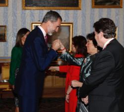 Su Majestad el Rey recibe el saludo de la ministra de Educación y Formación Profesional, Isabel Celaá