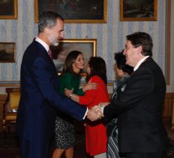 Su Majestad el Rey recibe el saludo del director del Instituto Cervantes, Luis García Montero