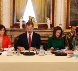 Sus Majestades los Reyes momentos antes del inicio de la reunión del Patronato