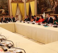 Vista general del Comedor de Gala del Palacio Real de Aranjuez en los instantes previos al comienzo de la reunión