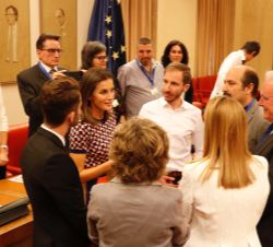 Doña Letizia conversa con los asistientes al acto institucional del “Día Mundial de la Salud Mental”