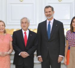 Sus Majestades los Reyes junto a Sus Excelencias el Presidente de la República de Chile, Sebastián Piñera Echenique y la Señora Cecilia Morel Montes