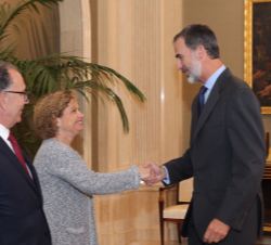 Su Majestad el Rey recibe el saludo de la decana María Emília Adán García