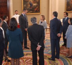 Don Felipe conversa con los miembros de la junta de Gobierno del Colegio de Registradores de la Propiedad y Mercantiles de España