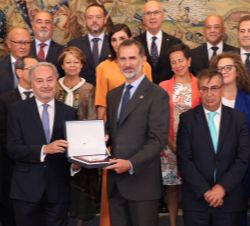 Su Majestad el Rey recibe de manos del presidente del Consejo General de Procuradores de España, la primera edición del  “Premio Procura Español