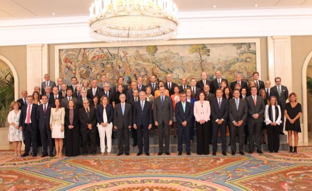 Don Felipe junto a la representación del pleno del Consejo General de Procuradores de España