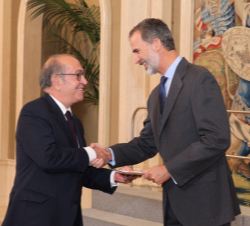 Su Majestad el Rey hace entrega al premiado en la XXVIII edición, Nicolás Redondo Terreros