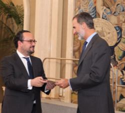 Su Majestad el Rey hace entrega al premiado en la XXIX edición, Ignacio Peyró