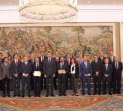 Don Felipe junto a los premiados, al presidente de FIES, patronato de FIES, antiguos premiados, editores y patrocinadores