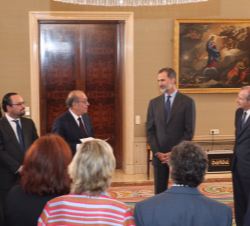 Su Majestad el Rey conversa con los asitentes a la entrega de los Premios FIES