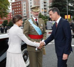 Su Majestad la Reina recibe el saludo del presidente del Gobierno, Pedro Sánchez