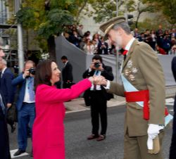 Su Majestad el Rey recibe el saludo de la ministra de Defensa, Margarita Robles