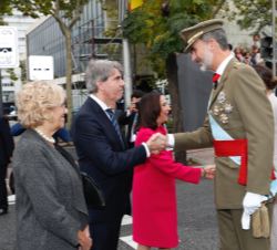 Su Majestad el Rey recibe el saludo del presidente de la Comunidad de Madrid, Ángel Garrido