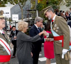 Su Majestad el Rey recibe el saludo de la alcaldesa de Madrid, Manuela Carmena