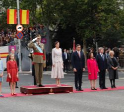 Sus Majestades los Reyes, la Princesa de Asturias, la Infanta Doña Sofía, el presidente del Gobierno, la ministra de Defensa, el presidente de la Comu