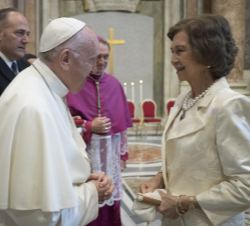 Su Majestad la Reina Doña Sofía es saludada por Su Santidad el Papa