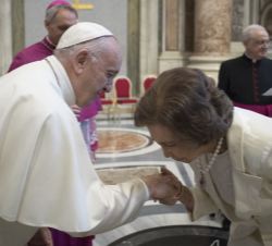 Su Majestad la Reina Doña Sofía es saludada por Su Santidad el Papa