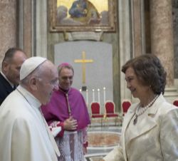 Su Majestad la Reina Doña Sofía es saludada por Su Santidad el Papa