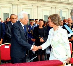 Su Majestad la Reina Doña Sofía recibe el saludo del presidente de la República Italiana, Sergio Mattarella