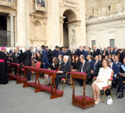 Doña Sofía ocupando su lugar en la Plaza de San Pedro donde tuvo lugar la Misa Solemne