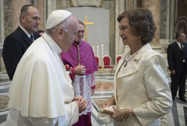 Su Majestad la Reina Doña Sofía es saludada por Su Santidad el Papa