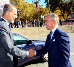 Su Majestad el Rey recibe el saludo del lehendakari del Gobierno Vasco, Íñigo Urkullu
