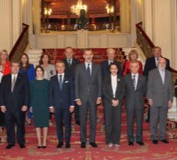 Fotografía de grupo de Su Majestad el Rey con las autoridades y personalidades asistentes al acto