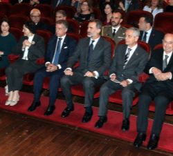 Su Majestad el Rey en primera fila de asientos momentos antes de dar comienzo la entrega de los galardones