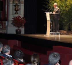 Su Majestad el Rey en primera fila de asientos durante la intervención del presidente de Novia Salcedo Fundación