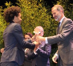 Su Majestad el Rey entrega el premio a la Persona a George Belinga