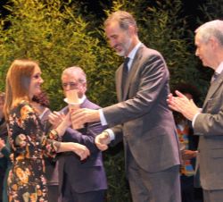 Su Majestad el Rey entrega el premio en la categoría de Gran Empresa a Miren Alba, directora de desarrollo de personas de Egile Corporation XXI