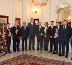 Fotografía de grupo de Su Majestad el Rey con las autoridades y los galardonados