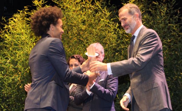 Su Majestad el Rey entrega el premio a la Persona a George Belinga