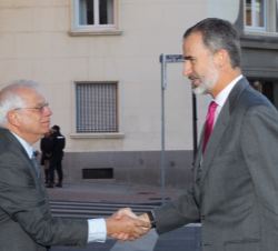 Su Majestad el Rey recibe el saludo del ministro de Asuntos Exteriores, Unión Europea y Cooperación y co-presidente honorario de la Comisión Fulbright