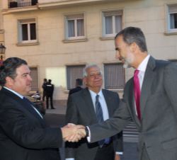 Su Majestad el Rey recibe el saludo del embajador de los Estados Unidos de América en España y co-presidente honorario de la Comisión Fulbright España