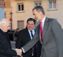 Su Majestad el Rey recibe el saludo del presidente del Real Patronato del Museo Nacional del Prado, José Pedro Pérez-Llorca