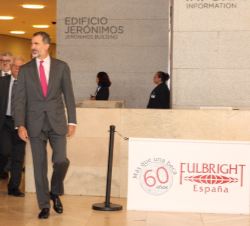 Don Felipe accede al interior del edificio