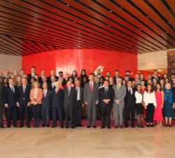 Don Felipe junto a becarios y antiguos becarios Fulbright