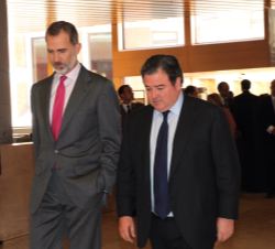 Don Felipe conversa con el embajador de los Estados Unidos de América en España y co-presidente honorario de la Comisión Fulbright España, Richard Duk