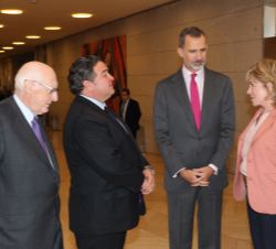 Don Felipe momentos antes el comienzo del acto conversa con las autoridades asistentes