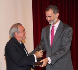 Su Majestad el Rey hace entrega de la primera edición del Premio a una trayectoria Fulbright a Mariano Barbacid