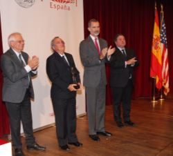 Su Majestad el Rey tras la entrega de la primera edición del Premio a una trayectoria Fulbright a Mariano Barbacid