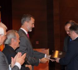 Su Majestad el Rey hace entrega de la placa de honor de la Orden de Isabel la Católica a los co-presidentes de la Comisión Fulbright España