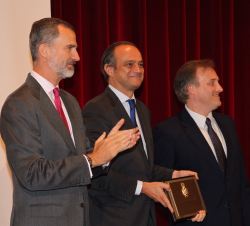 Su Majestad el Rey tras la entrega de la placa de honor de la Orden de Isabel la Católica a los co-presidentes de la Comisión Fulbright España