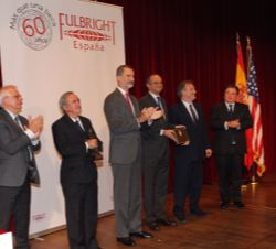 Su Majestad el Rey juntop a los galardonados Mariano Barbacid y los co-presidentes de la Comisión Fulbright España