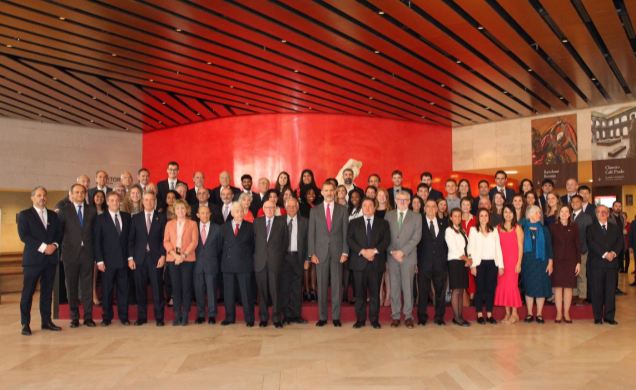 Don Felipe junto a becarios y antiguos becarios Fulbright