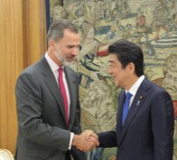 Su Majestad el Rey recibe el saludo del primer ministro de Japón, Shinzo Abe